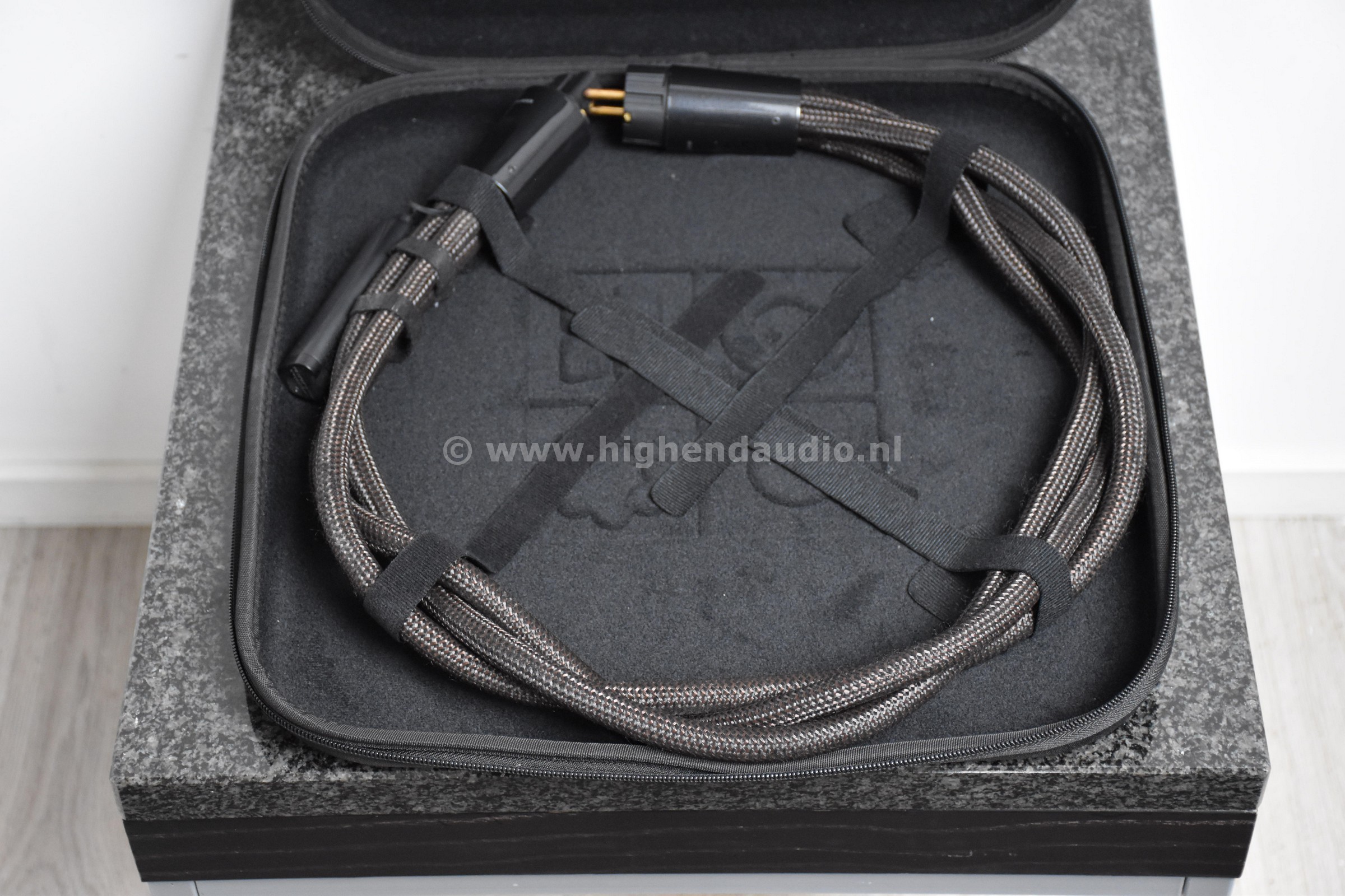 Audioquest-Thunder-1m-cableinbag_wm