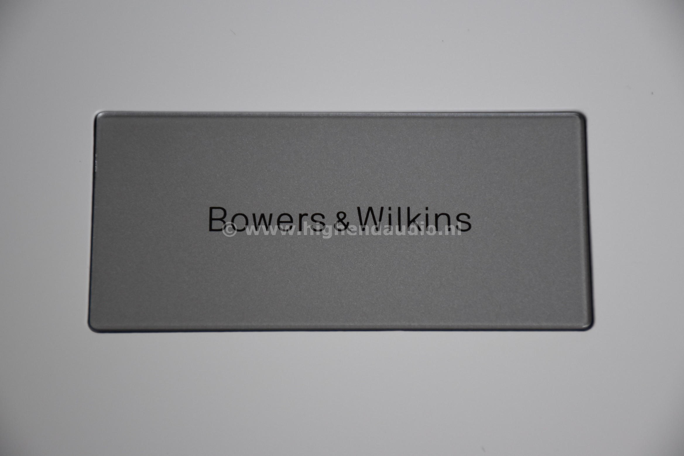 B&W-DB4S-22190014242-topcloseup_wm