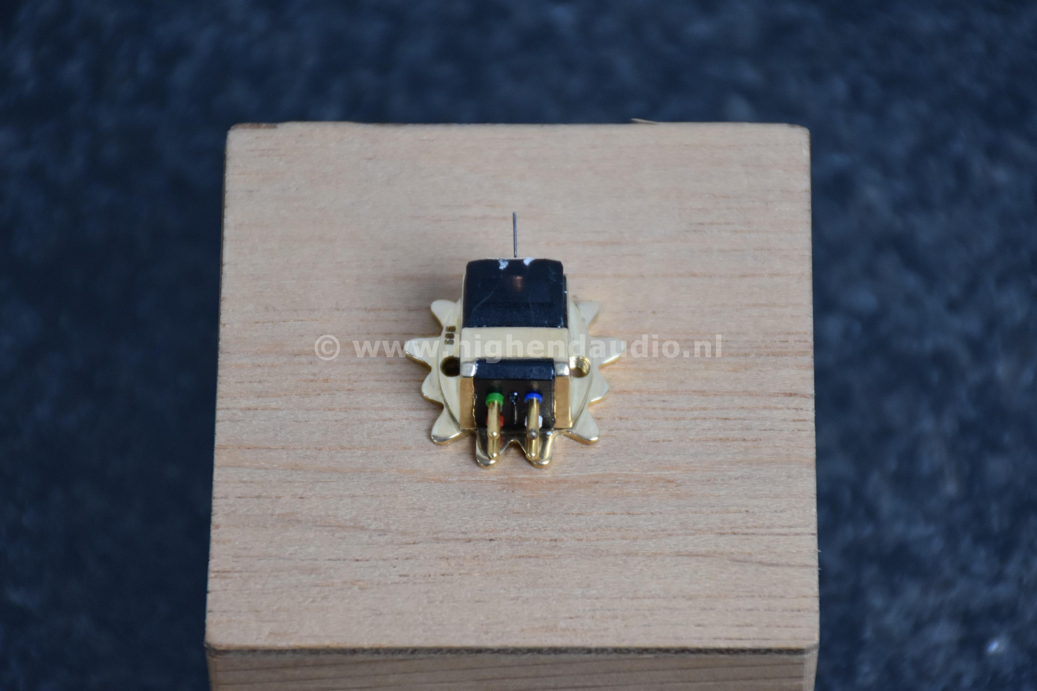 Clearaudio-GoldfingerStatementV2-11859-bottom_wm