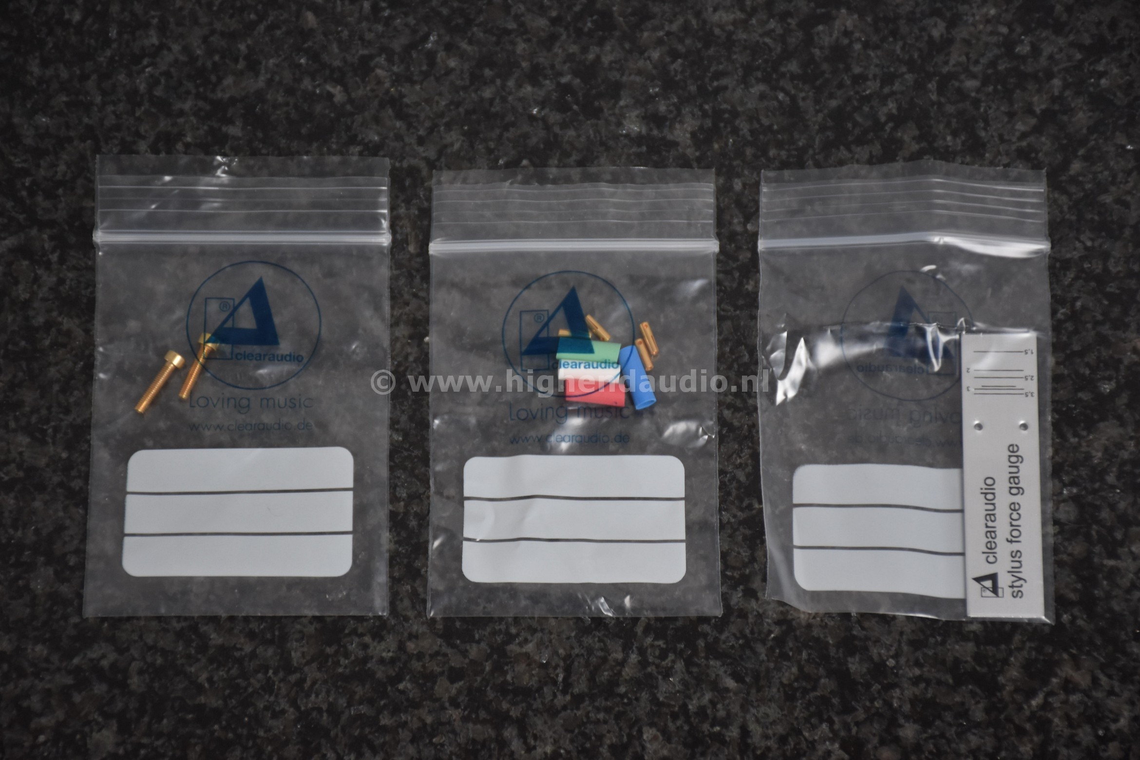 Clearaudio-GoldfingerStatementV2-11859-screwsgauge_wm