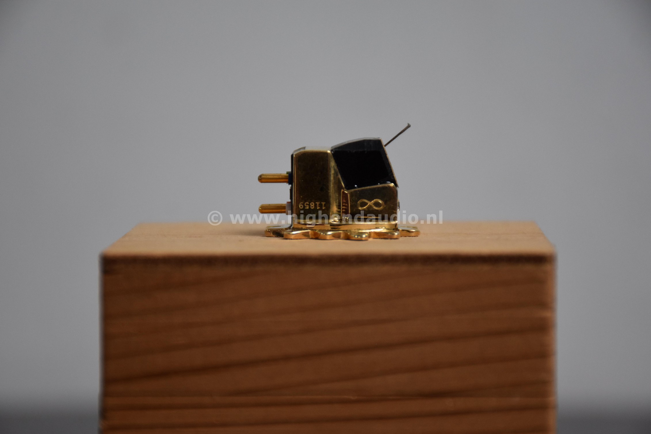 Clearaudio-GoldfingerStatementV2-11859-side1_wm