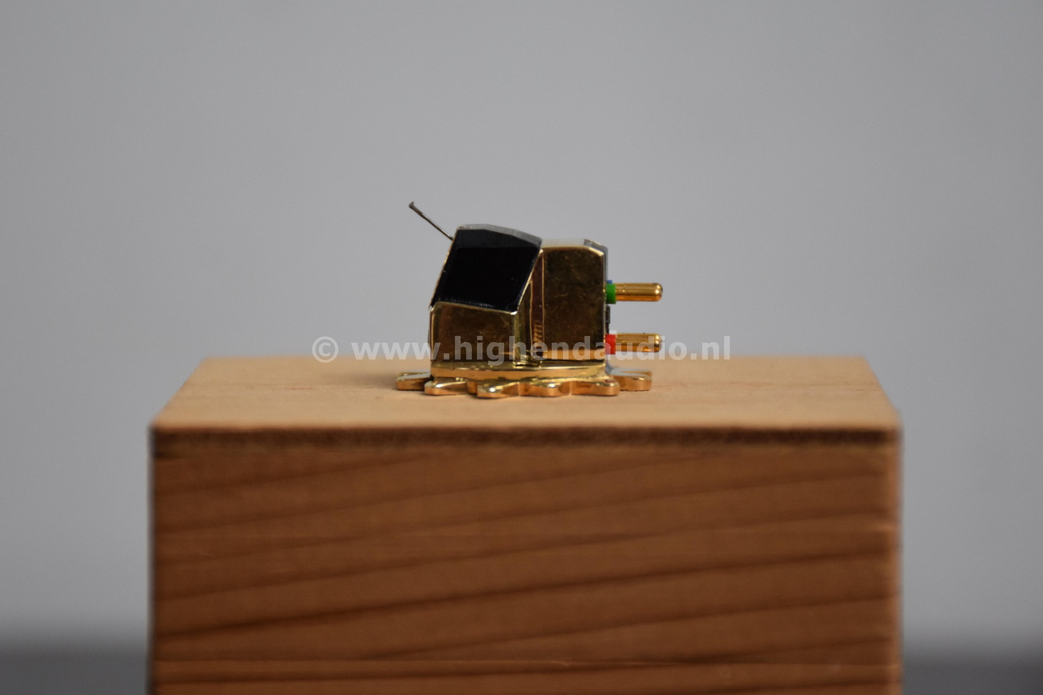 Clearaudio-GoldfingerStatementV2-11859-side2_wm