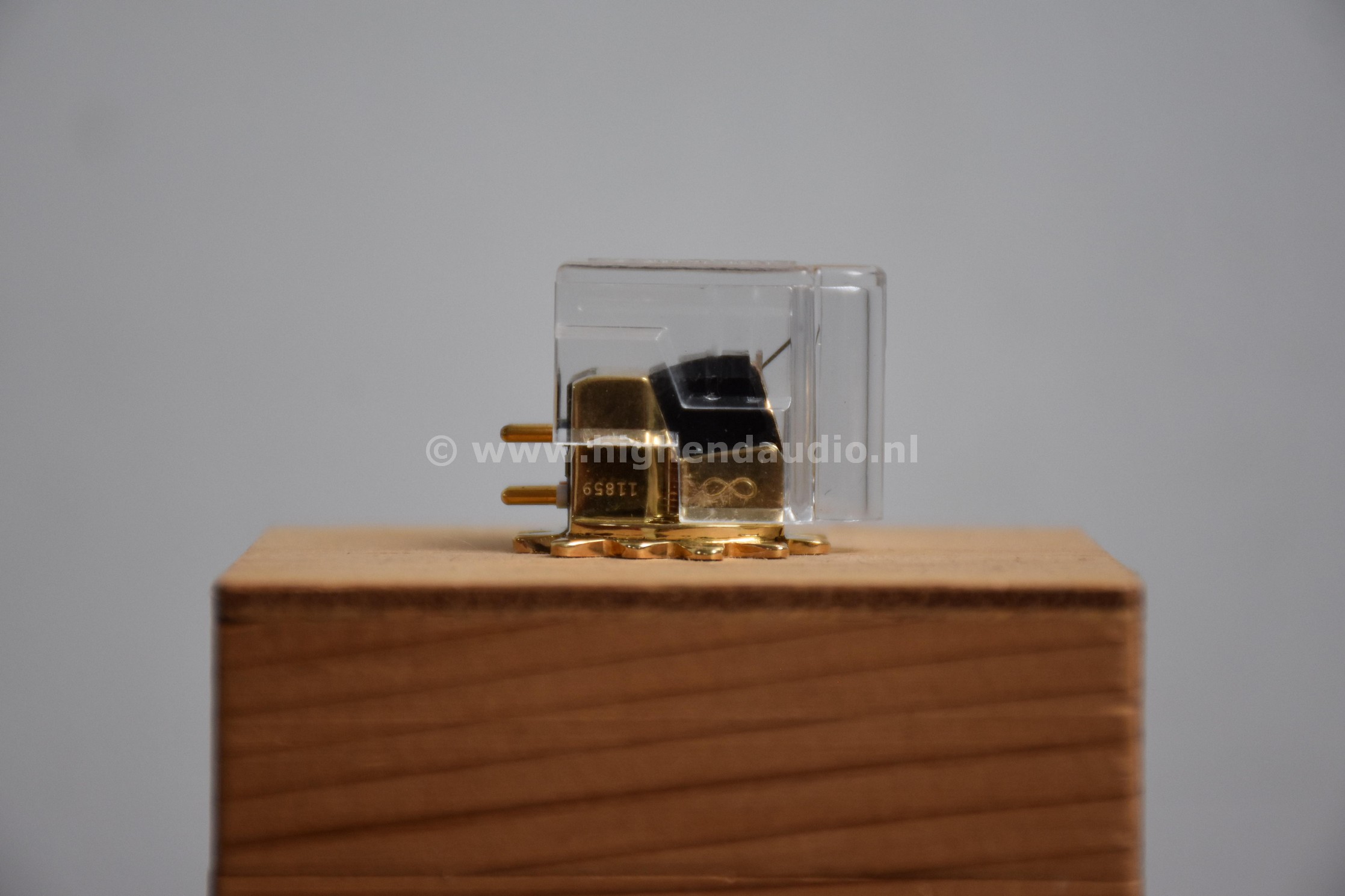 Clearaudio-GoldfingerStatementV2-11859-withprotector_wm