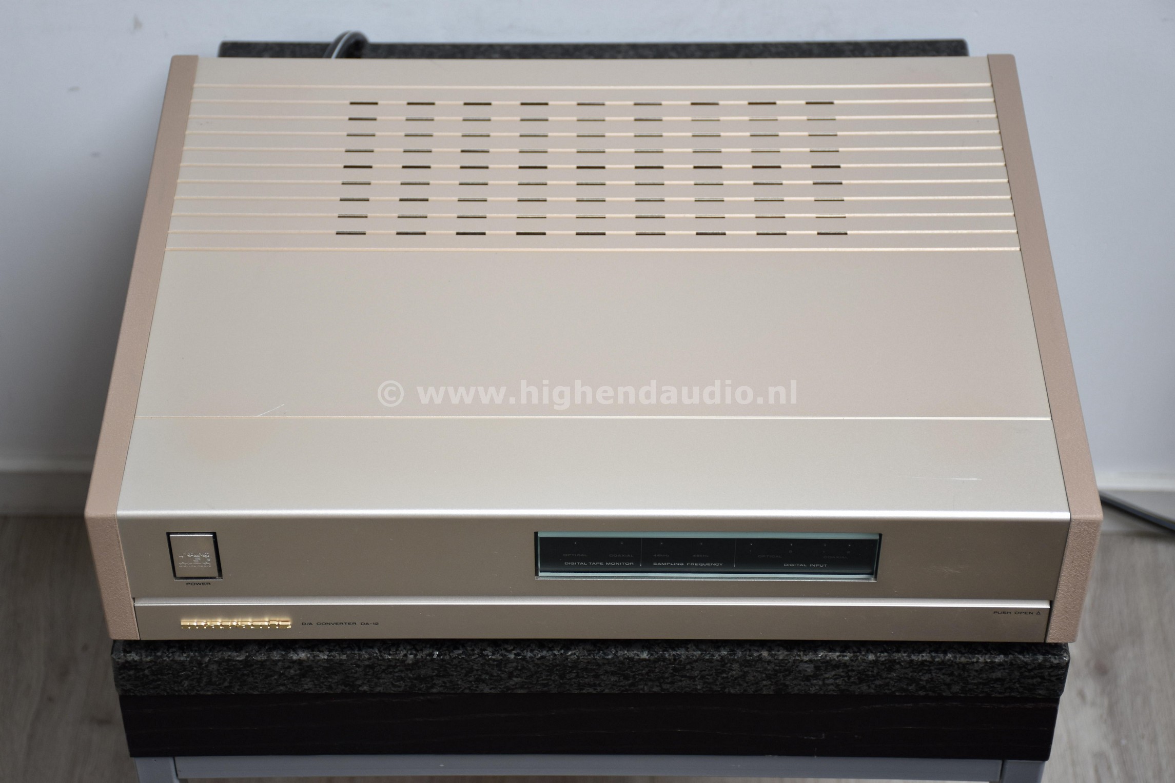 Marantz-CD12-DA12-MZ01924050075-III-top2_wm