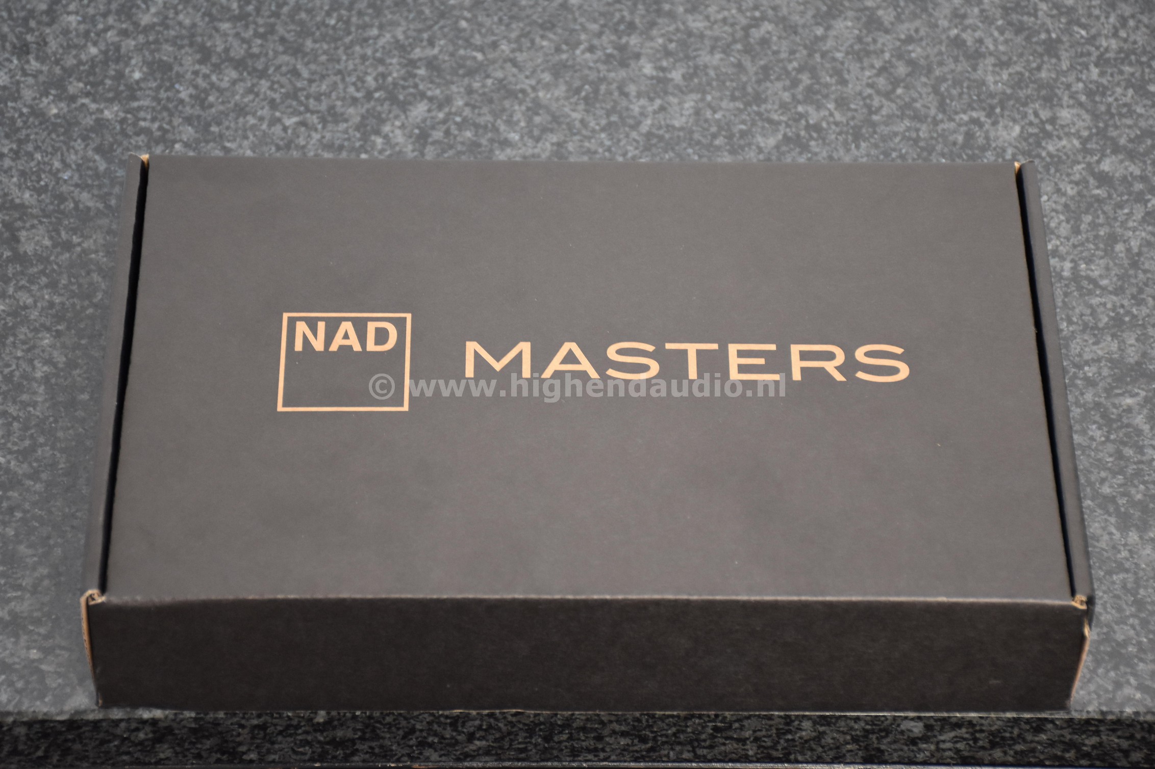NAD-M22-H4XM2201608-accessoriesbox_wm