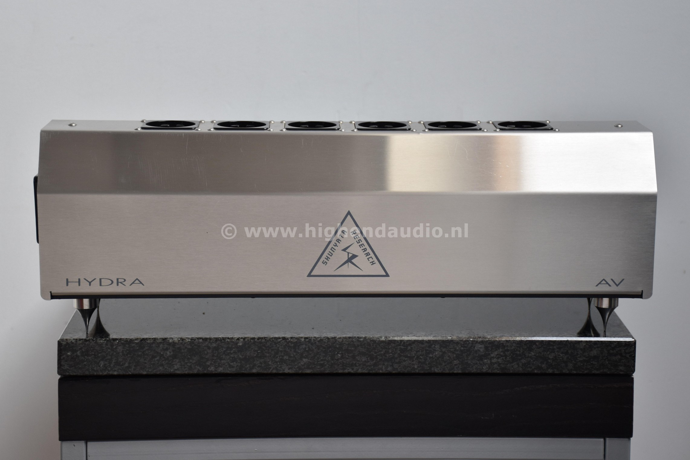 Shunyata-HydraAV-HYE688-side2_wm